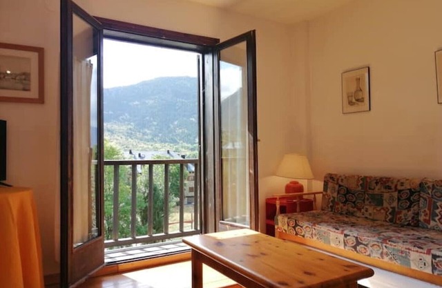 Bright apartment with balcony - Falcó 7
