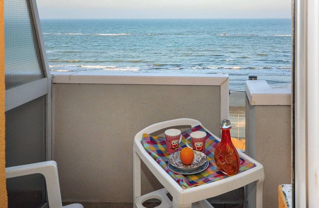 Bright apartment in a building located directly on the beach of Torrette di Fano.