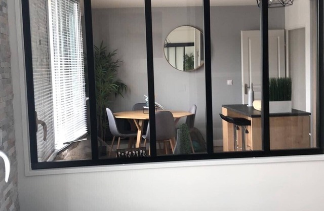 Bright apartment, close to the tram, parking and breakfast