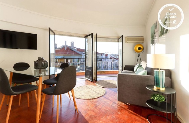 Bright apartment for 6 persons and well located. Close by Av. Liberdade.