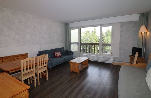 Bright apartment near slopes, shops, balcony