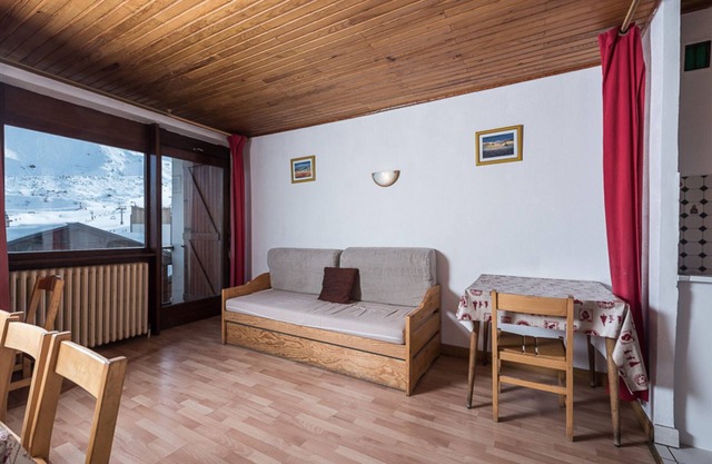 Bright Apartment with Balcony · Close to Shops & Slopes