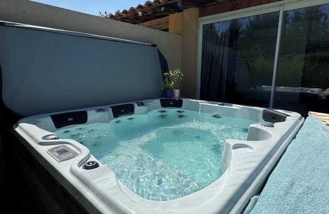 Bright apartment with large terrace & jacuzzi