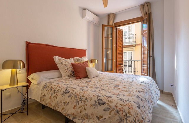 Bright apartment with patio and balconies in the center