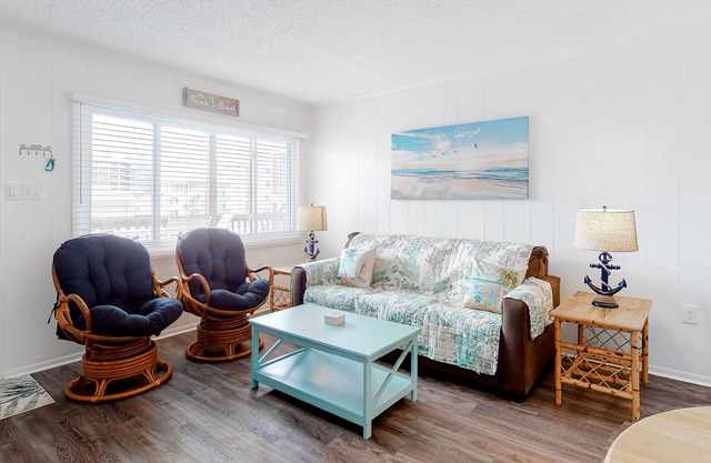 Bright & beachy getaway near white sand with fast WiFi, open layout, AC & W/D
