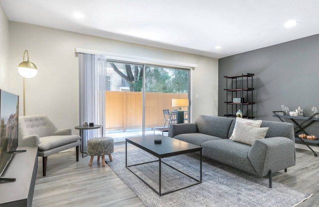 Bright Beverly Grove 2BR near Cedar Sinai Hospital, by Blueground