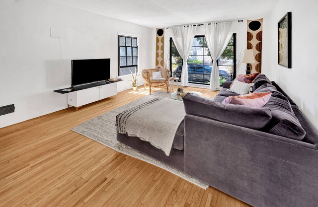 Bright + Breezy 1 Bedroom in West Adams
