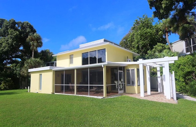 Bright & Breezy Spacious Bayview Condo - Walk to Beach - Unit 27 by RVA