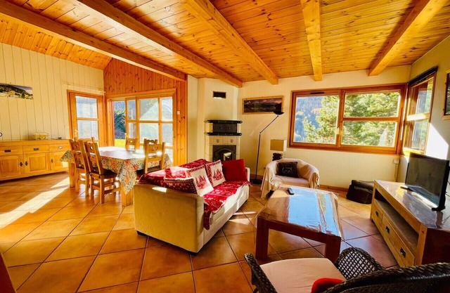 Bright chalet with spacious garden in Briançon