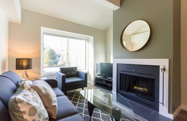 Bright, Clean, Conveniently located Lofted Apartment