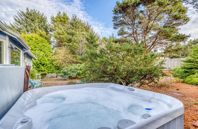 Bright, Clean Single-Level Above Beverly Beach has a Master Suite and Hot Tub!