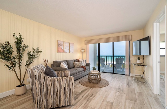 Bright coastal-boho 2 bed/2 bath Oceanfront Oasis in pristine Hutchinson Island