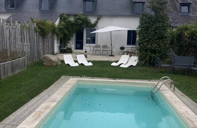 Bright, comfortable villa - private heated pool 300m from the beach