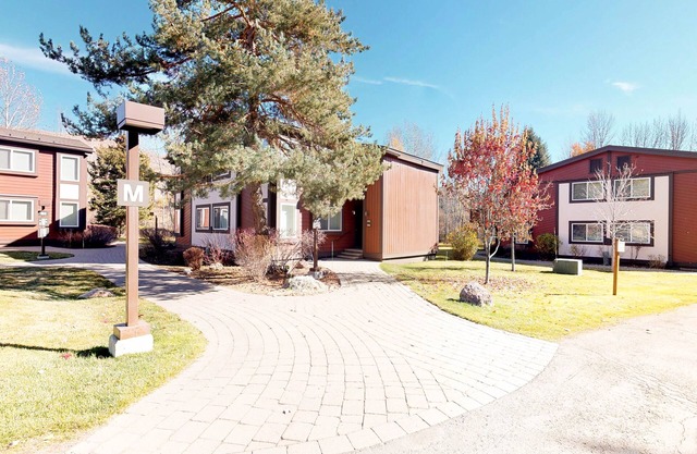Bright Condo Less than a Mile to Ski Lifts, Pool, Tennis