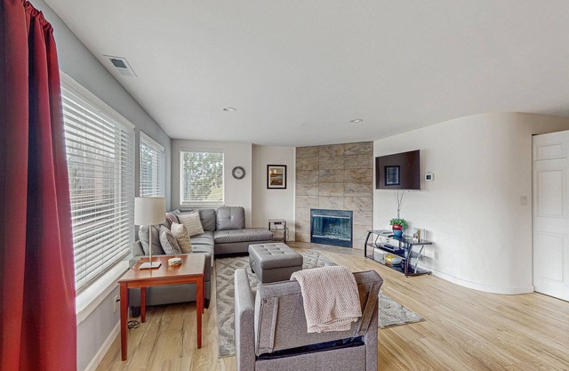 Bright condo with pool & hot tub - near downtown & lake