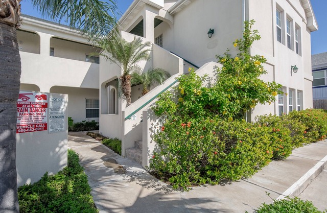 Bright & Contemporary Home with Shared Pool & Central Location