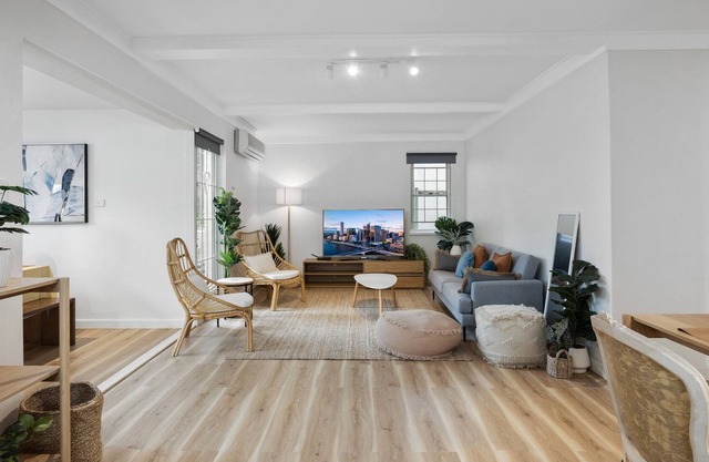 Bright Contemporary 2-bed Unit with Study Nook
