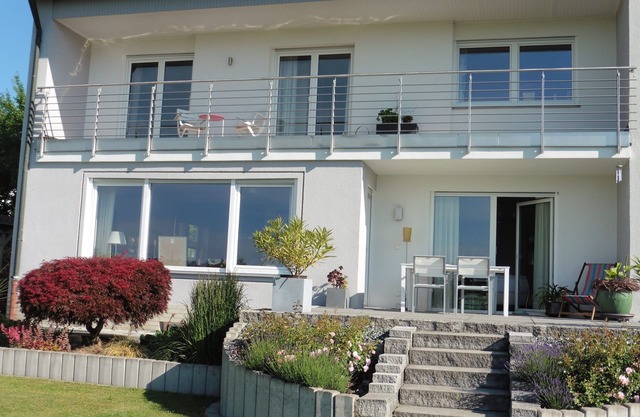 Bright, cuddly apartment and family hospitality