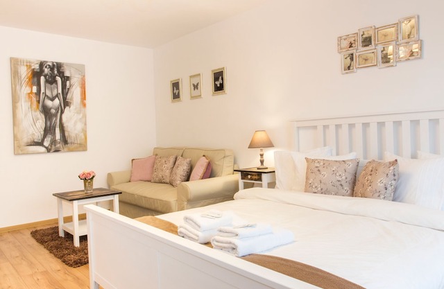 BRIGHT DECO CENTRAL FLAT WITH BALCONY & NETFLIX | NEAR METRO & AMENITIES