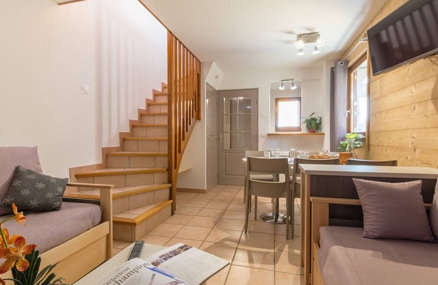 Bright duplex chalet · Shuttle to slopes · Free WIFI · Pets allowed