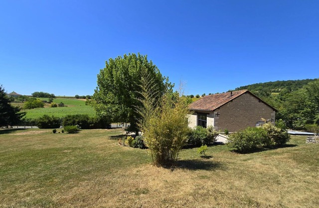 Bright cottage with enclosed garden and parking
