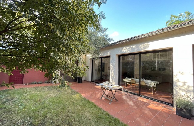 Bright house with garden and parking near Paris