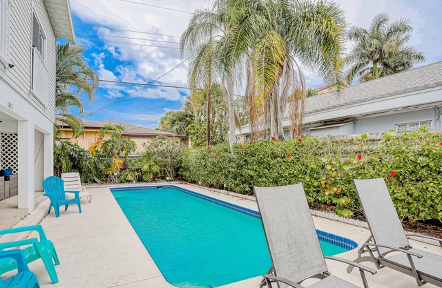 Bright house with pool, steps to Point of Rocks Beach & mins to Siesta Key Beach