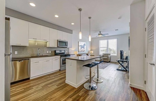 Bright Irvine 1BR | Kitchen| Free WiFi | Parking available