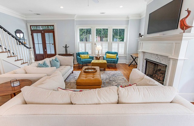 Bright, Luxurious Executive Rental Near Forsyth w/Parking by Lucky Savannah