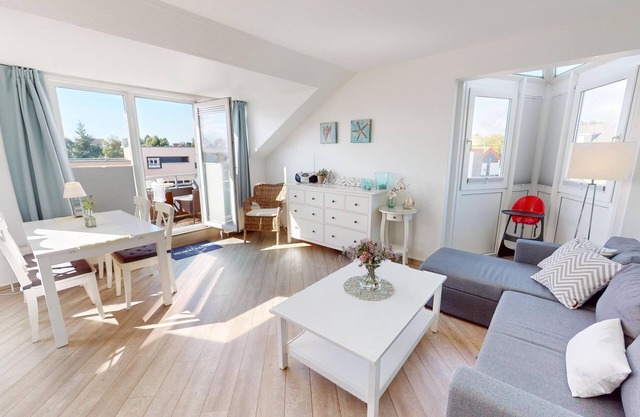 Bright, modern 2-room vacation apartment for 4 people with balcony by the Baltic Sea