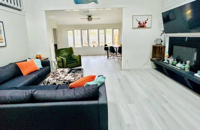 Bright Modern Beach House with loft just a 10 minute walk to West Island Beach