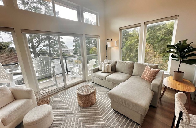 Bright, modern condo with balcony and WiFi, walking distance to ocean and town