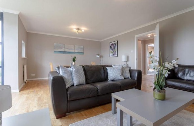 Bright, Modern One-bed With Stunning View of Thames