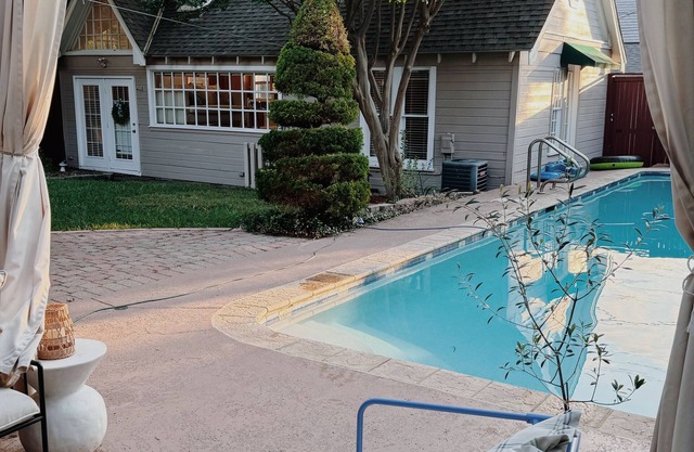 Bright pool house with natural light, 5 min from TCU & the zoo! Great Location!