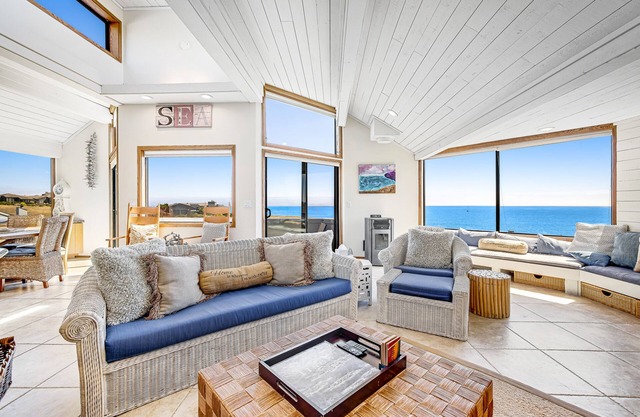 Bright, quiet home with amazing ocean/bay view, private hot tub & beach access