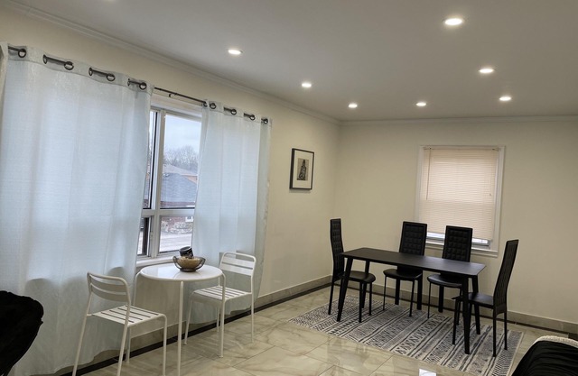Bright & refreshing Port Credit apartment - 4 mins to the lake!