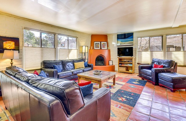 Bright Santa Fe Condo: 30 Min from Ski Basin!