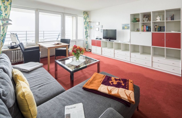 Bright, spacious 2-room vacation apartment in a prime island location with sea views!