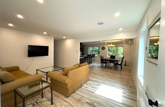 Bright & Spacious 3-Bedroom Retreat in Côte-des-Neiges | Comfort & Convenience in Montreal