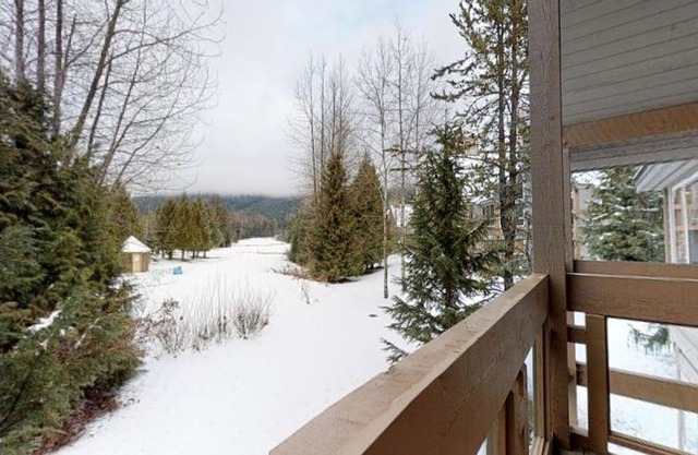 Bright & Spacious 3BR Townhome w/ Fairway Views by Harmony Whistler