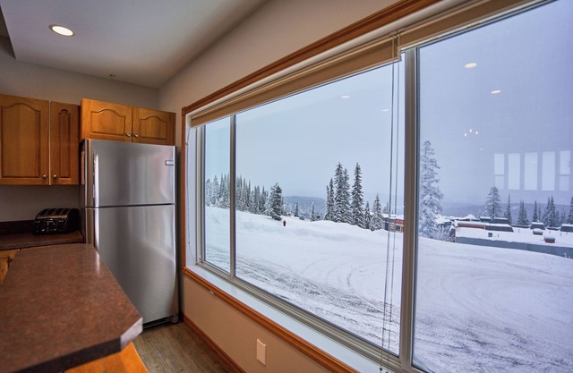 Bright & Spacious Property w/Fireplace - Sleeps 13