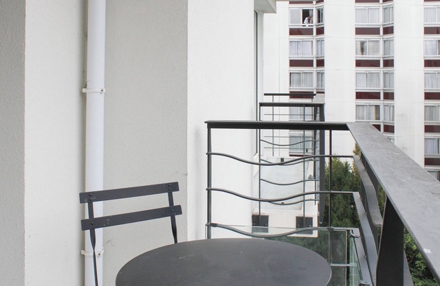 Bright studio apartment with parking and balcony