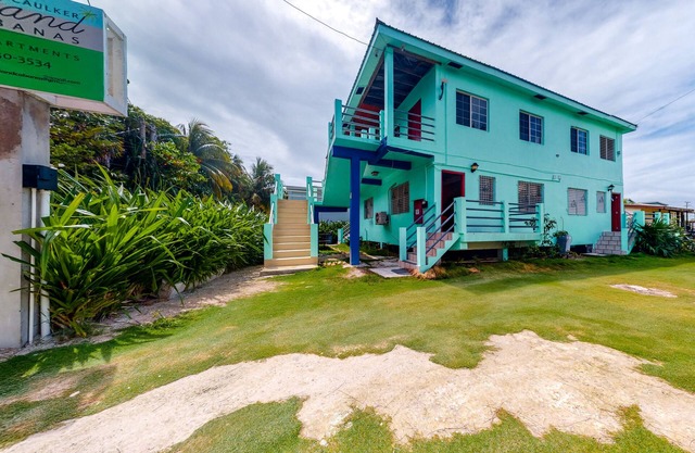 Bright studio w/complimentary bikes, kitchen, picnic area, WiFi & partial AC