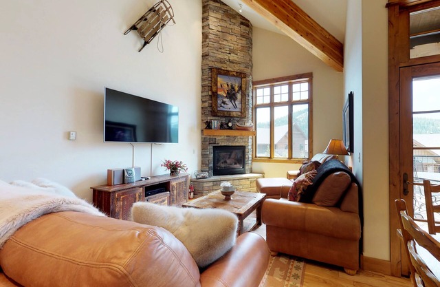 Bright townhome with a private hot tub, gas fireplace, and free WiFi