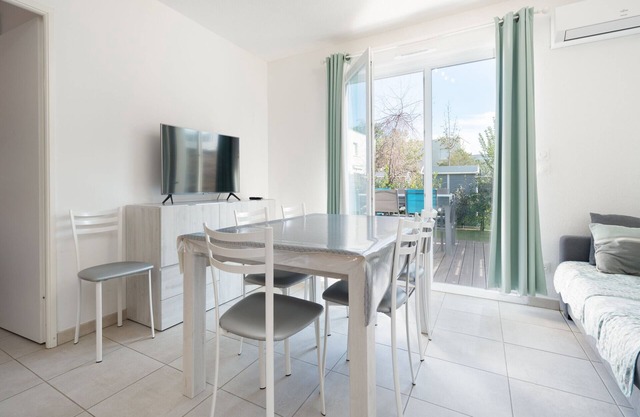 Bright villa 8 ppl, garden, close to the sea