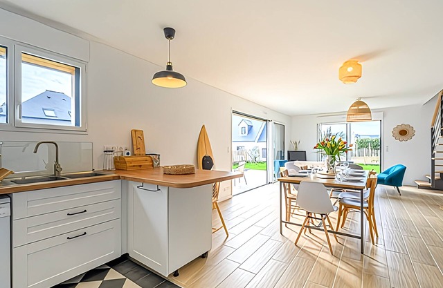 Bright wooden house, 4 bedrooms, sleeps 10, 5 mins from beaches and shops