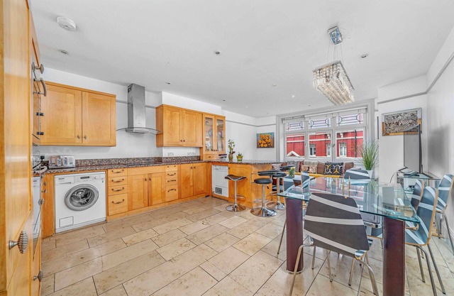 Brilliant 6 Bed Flat in Londonn