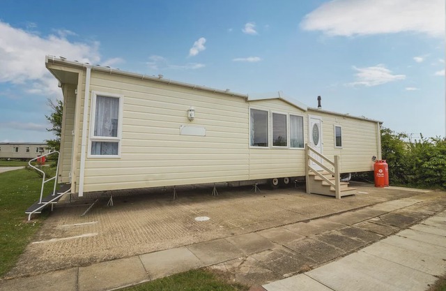 Brilliant 6 berth caravan for hire at Skipsea Sands Holiday Park ref 41037NF