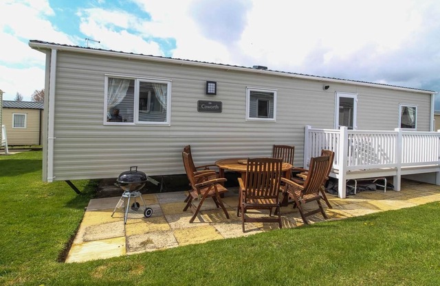 Brilliant 8 berth caravan for hire at Haven Hopton in Norfolk ref 80020F