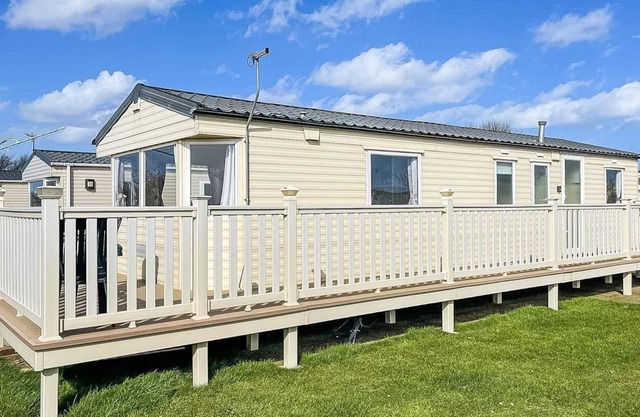 Brilliant 8 berth caravan for hire at Skipsea Sands Holiday Park ref 41028SF
